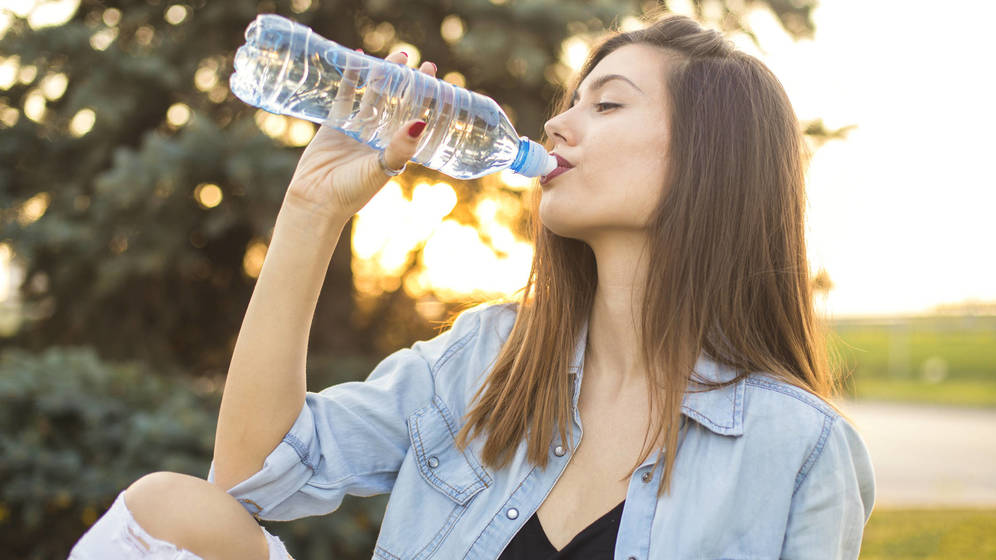 ¿Estás bebiendo demasiada agua? Los riesgos de abusar