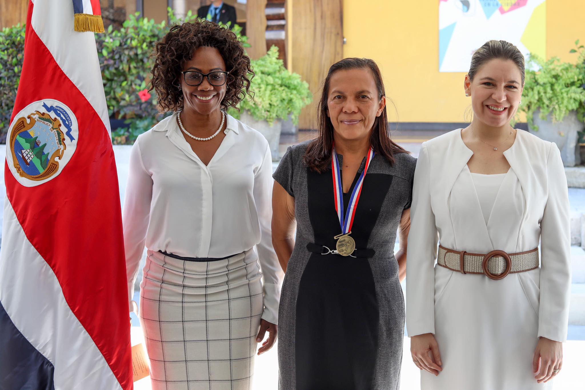 Dixiana Mena, entrenadora de sus hijas Noelia y Andrea Vargas, recibió la condecoración al Mérito en la Paz y en la Democracia.