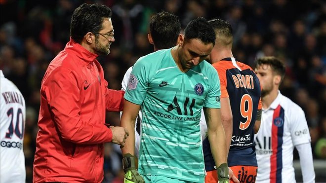 Keylor Navas fue golpeado por una botella lanzada desde la grada en el juego del PSG ante Montpellier.