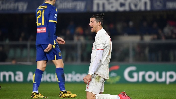 Cristiano anotó por décimo partido consecutivo, pero Juventus perdió ante Hellas Verona.