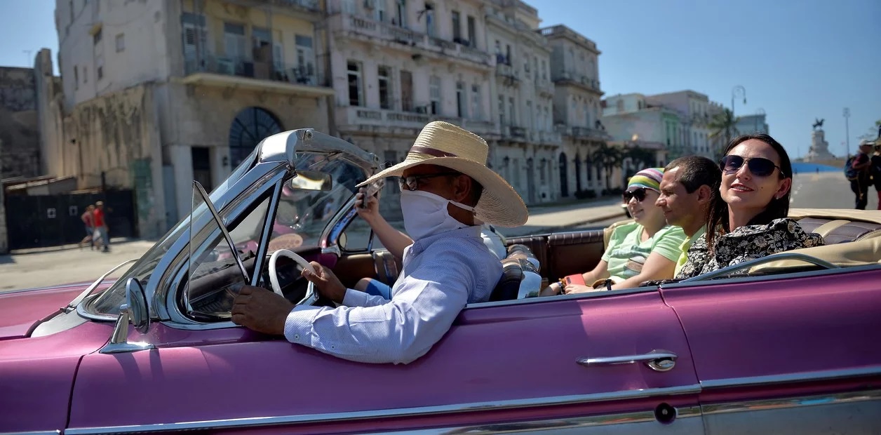 Coronavirus: después de alentar a los turistas a seguir viajando, Cuba cierra sus fronteras