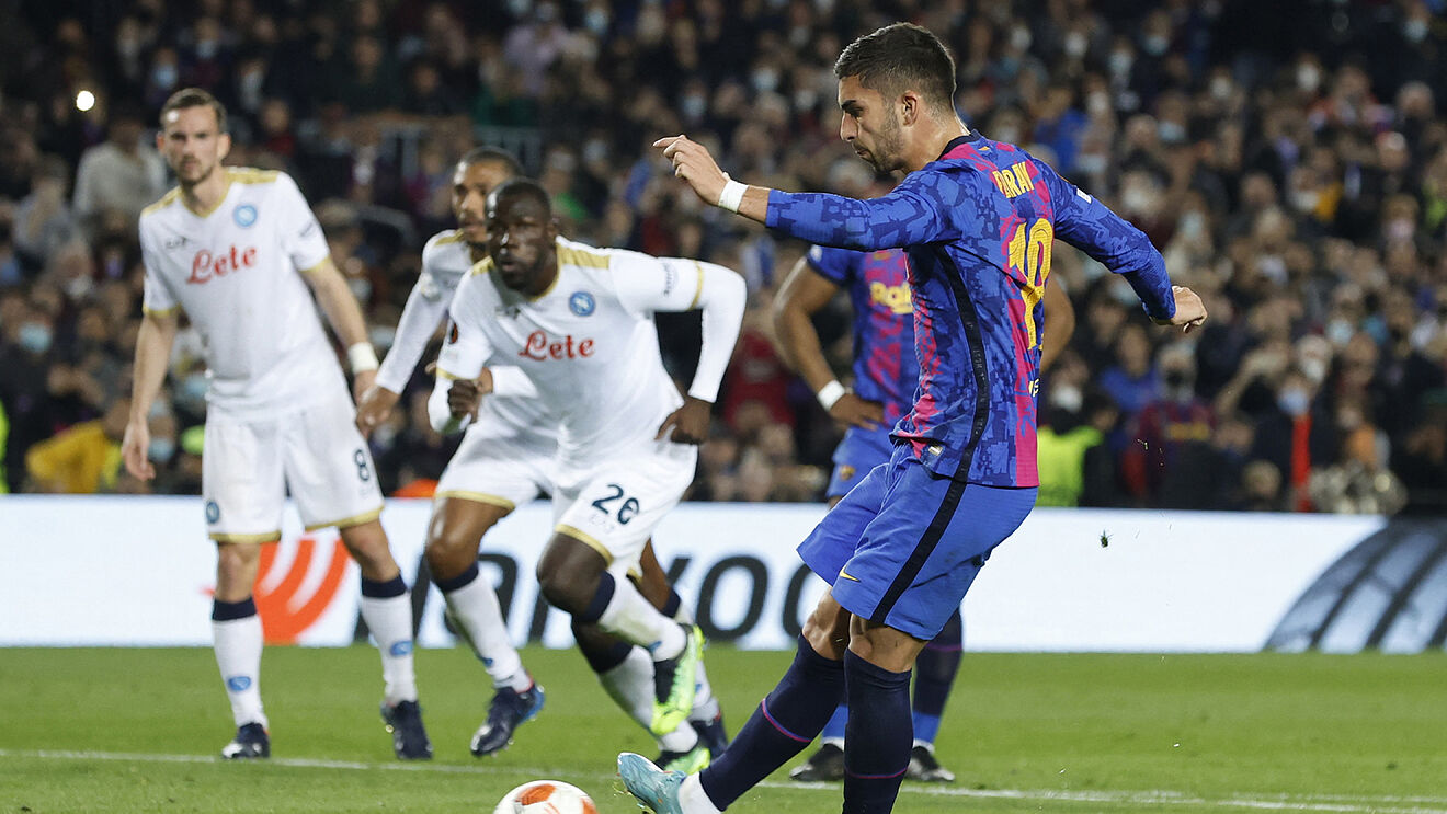 Con un polémico penal revisado en el VAR, Barcelona rescató un empate ante Napoli en la Europa League.