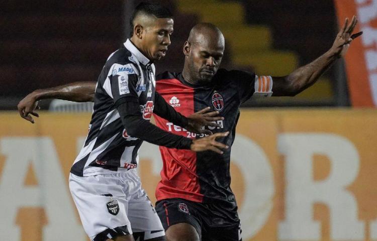 Equipos panameños en riesgo de quedar eliminados en la mesa de la Liga Concacaf.