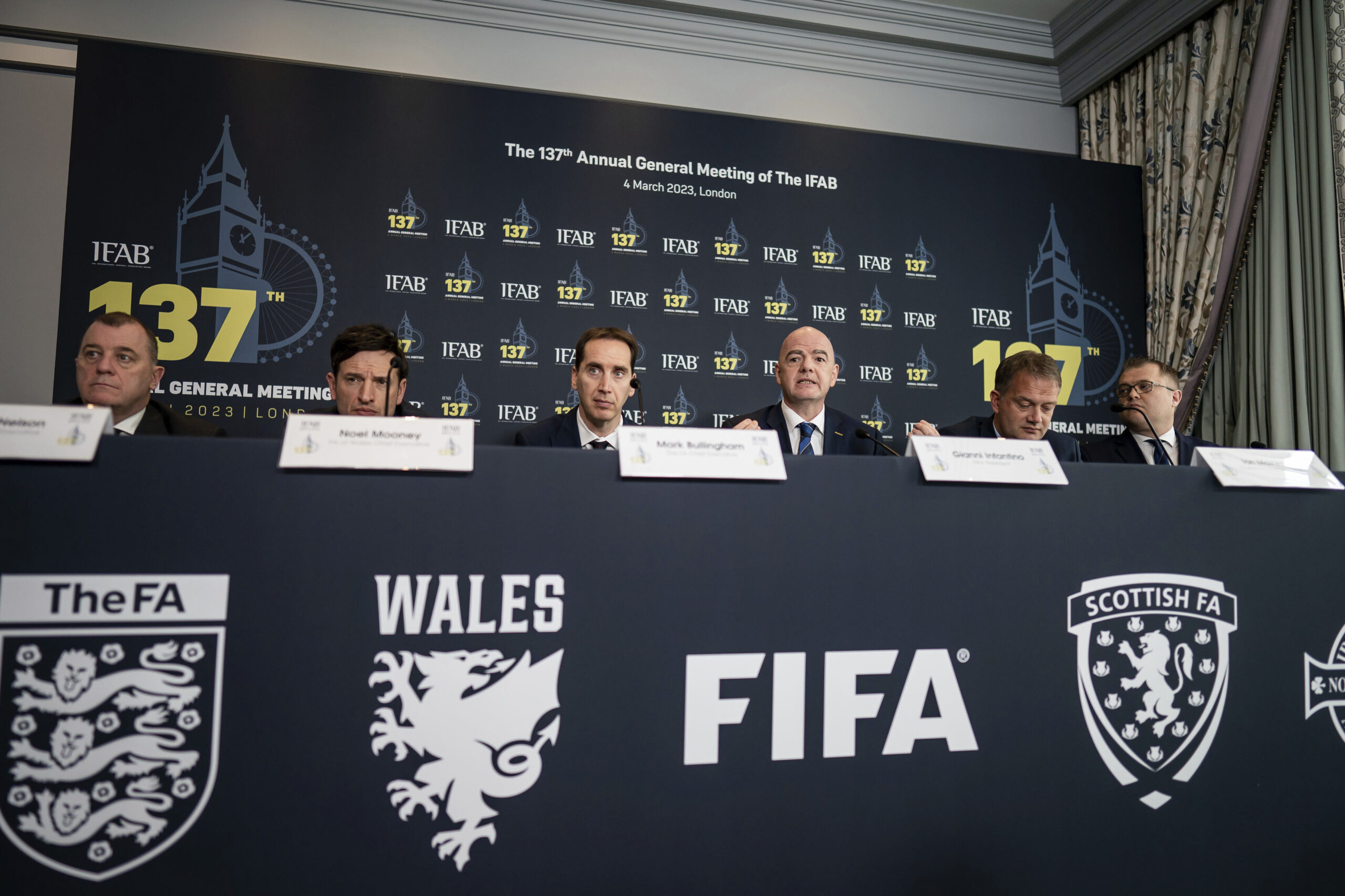 FIFA e IFAB actualizarán protocolo VAR pero descartan detener el reloj en los partidos.