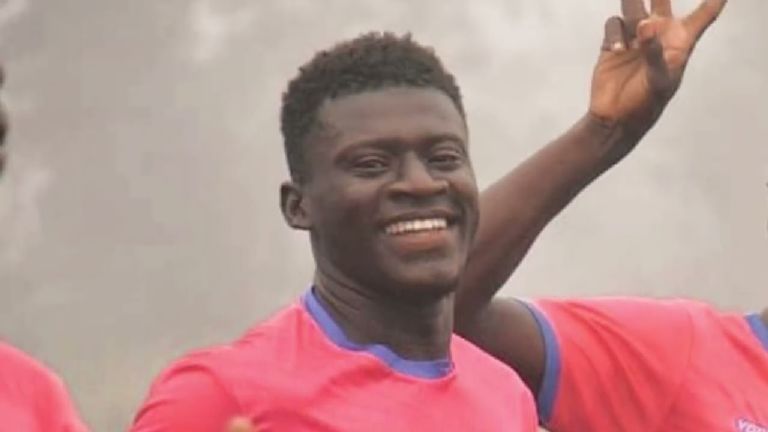 Murió jugador Moustapha Sylla tras desmayarse en pleno partido en Costa de Marfil.
