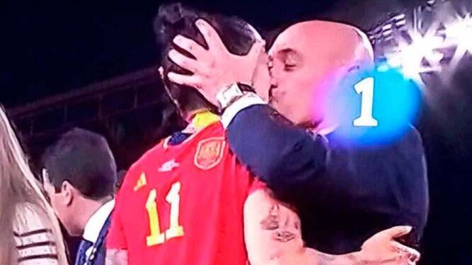 Presidente de la Federación Española besó en la boca a jugadora tras ganar el Mundial Femenino.