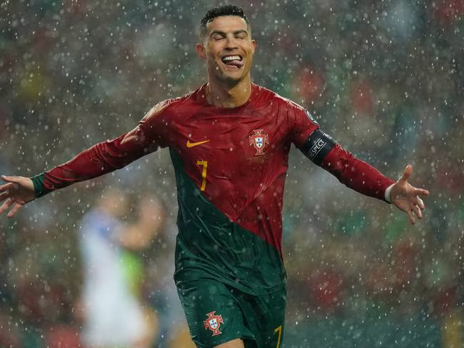 Cristiano anota un doblete para darle a Portugal su clasificación a la Eurocopa 2024.