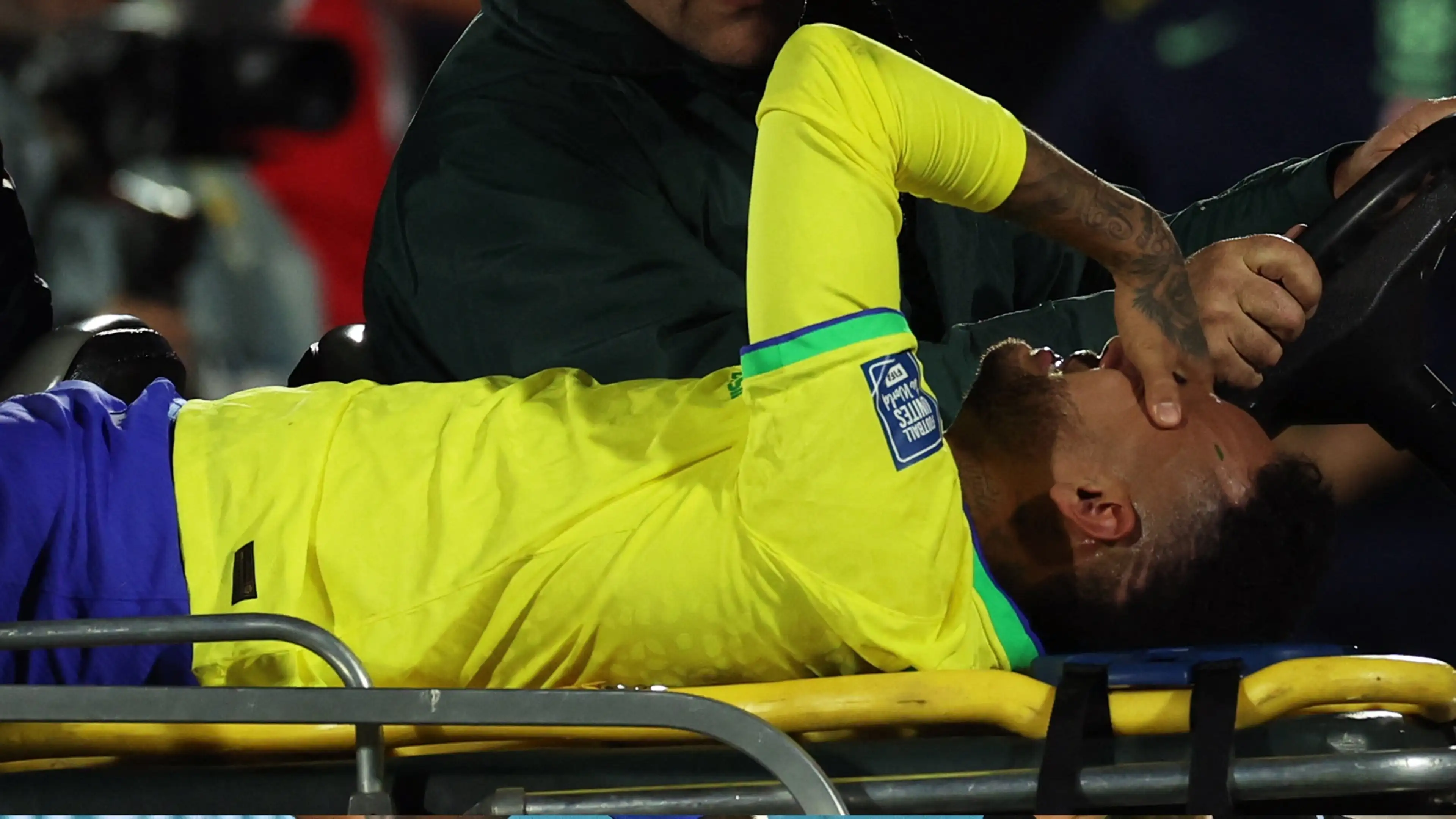 Neymar sufrió grave lesión que lo deja fuera de la temporada.