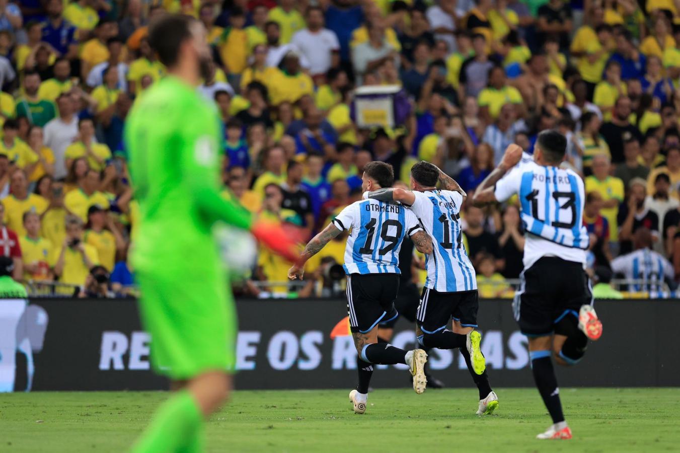 Argentina ganó el Clásico, sigue de líder y propina a Brasil su primera derrota en Eliminatorias como local.