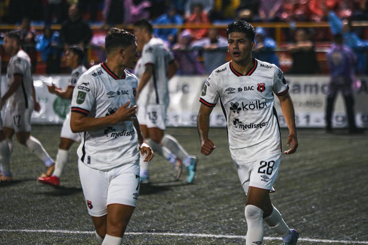 El balón parado y los revulsivos le dieron tres puntos de oro a Alajuelense ante los “Toros”.
