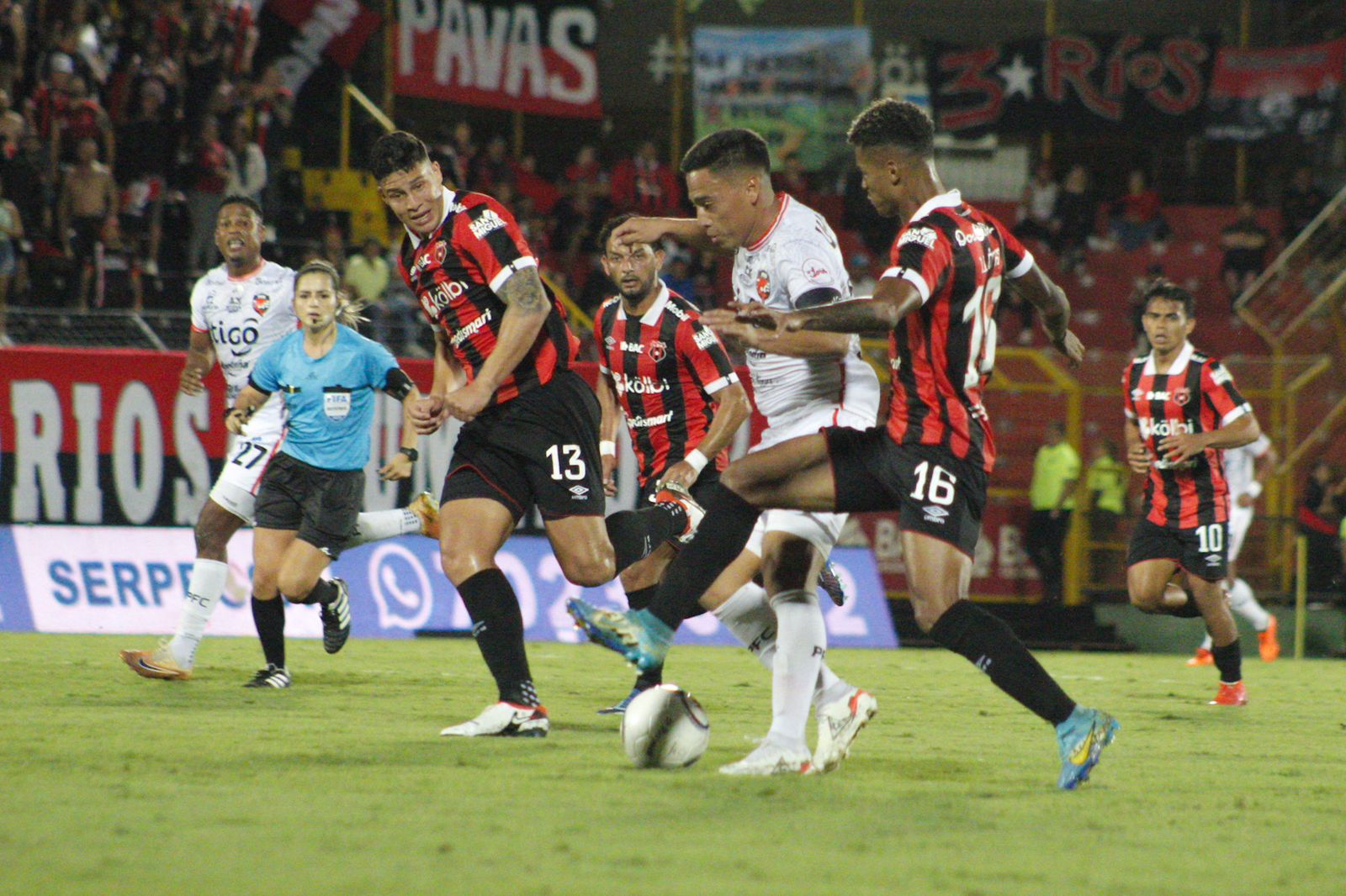 Alajuelense y Puntarenas FC multados tras el partido del jueves.