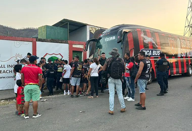 Aficionados manudos atacaron bus que transporta el equipo “a huevazos”.