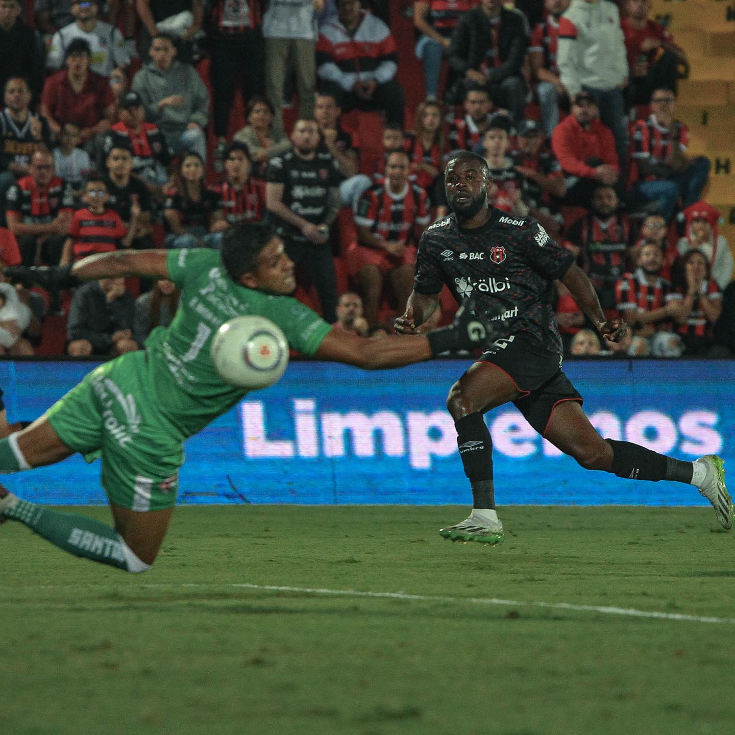 Alajuelense se reencontró con la alegría y los goles ¡Santos es una lágrima!