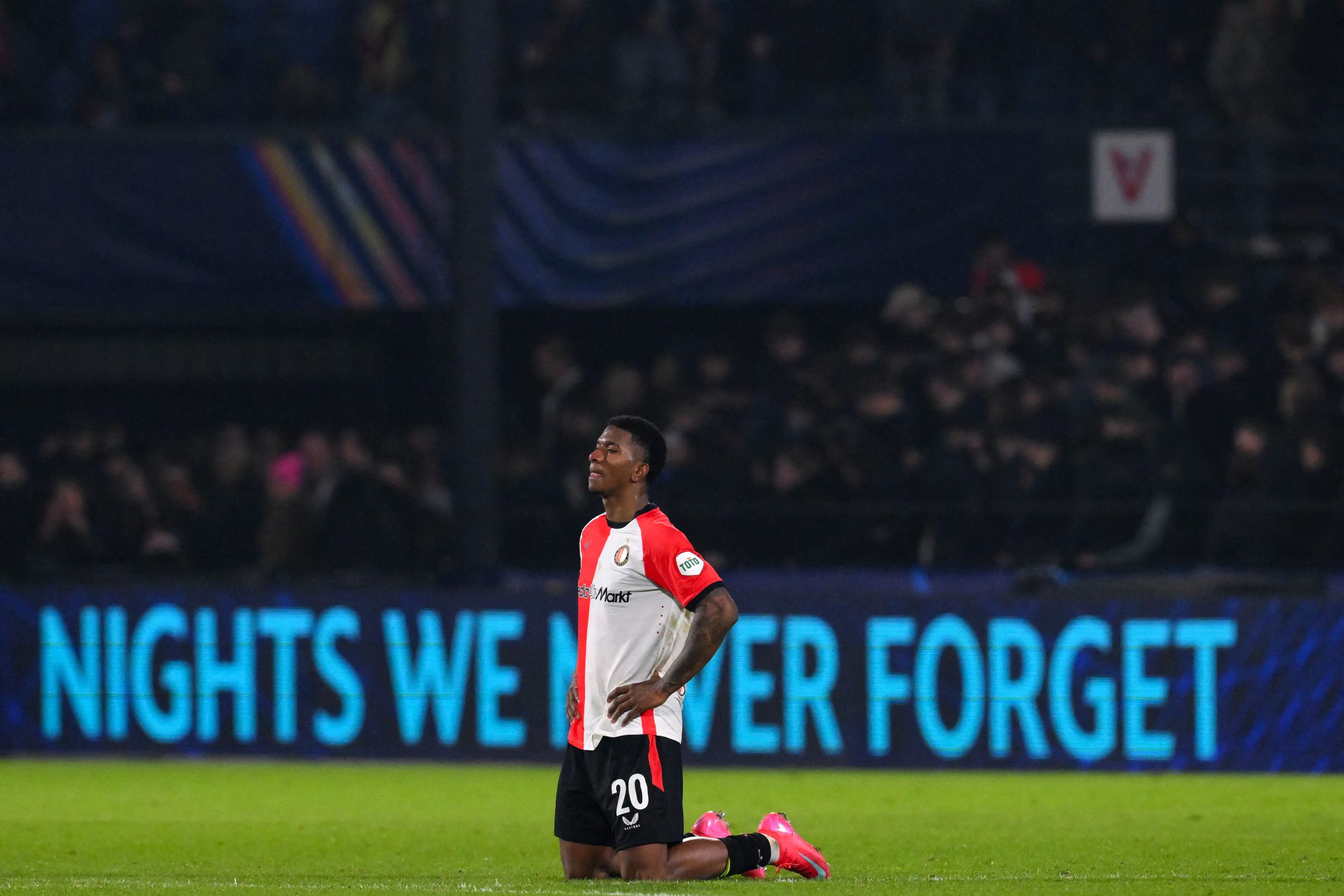 Robin van Persie envió a Jeyland Mitchell al equipo Sub 21 del Feyenoord por “exceso de intensidad”.