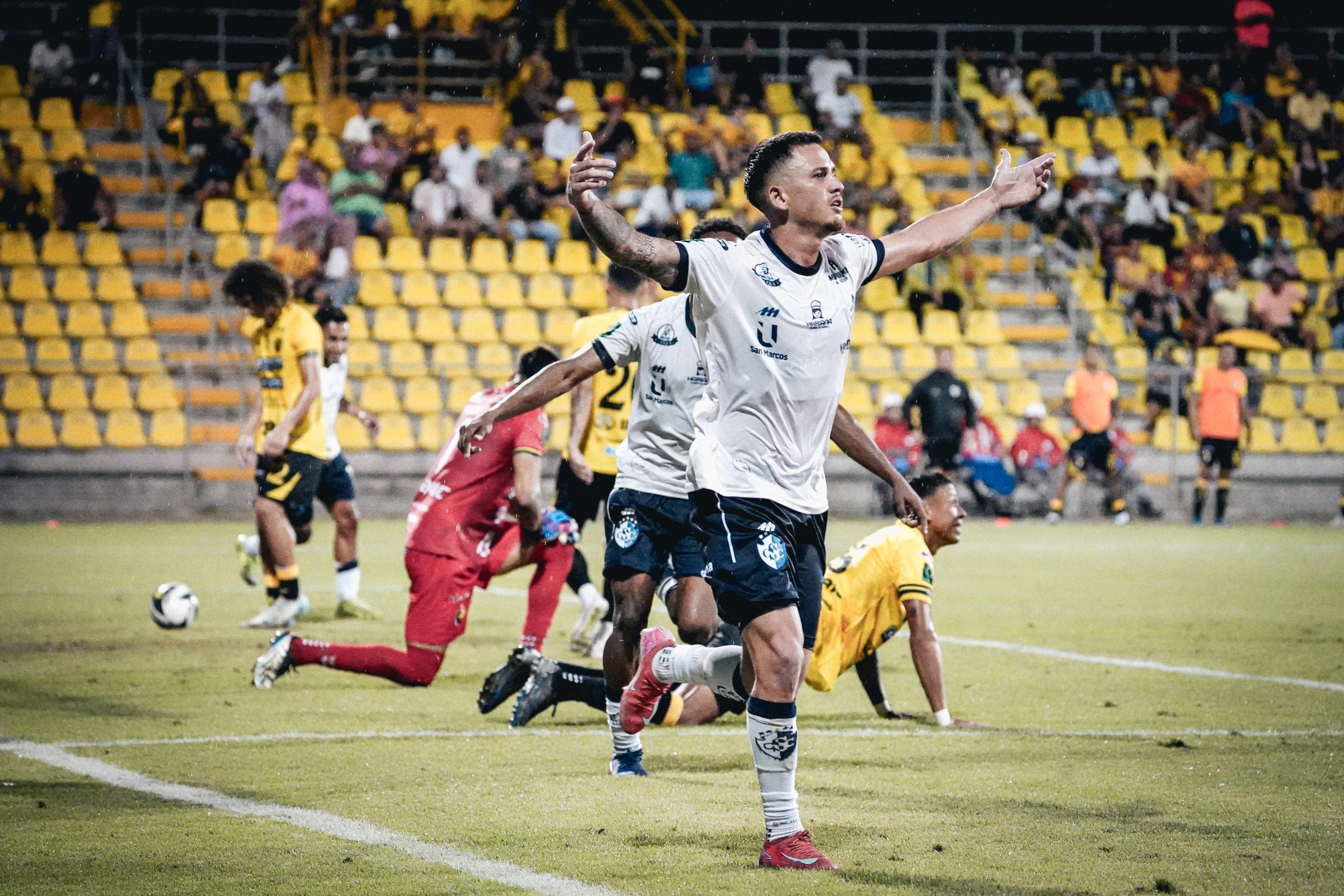 Cartaginés ganó en Liberia y puso pie y medio en semifinales.