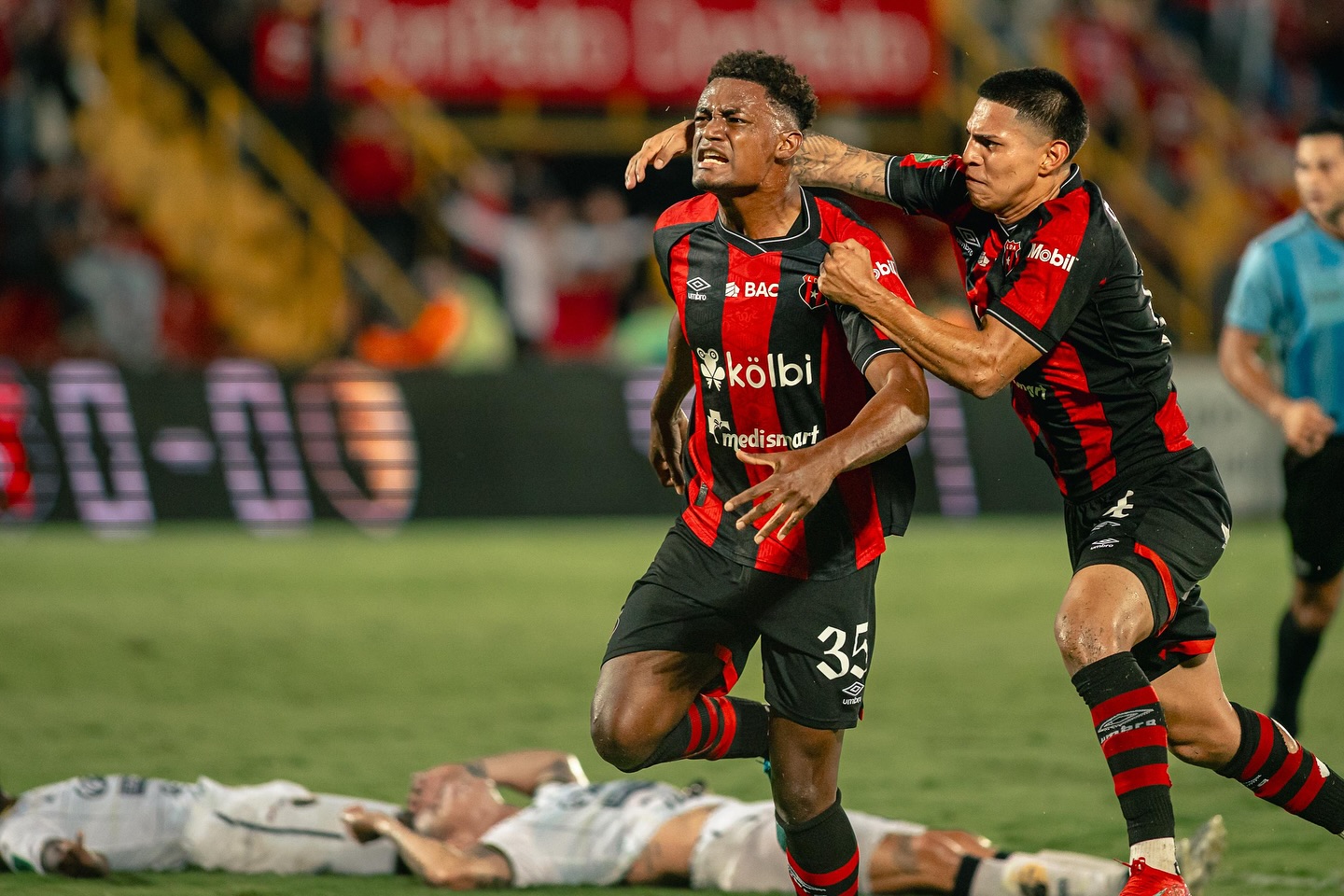 Alajuelense cumplió en casa y clasificó de segundo a las semifinales.