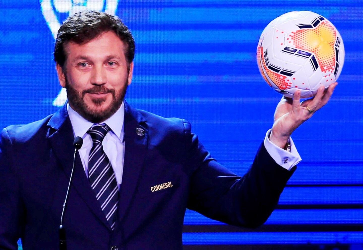 Denuncian a presidente de la Conmebol por tener una cuenta secreta en Dubai y US$23 millones sin justificar.