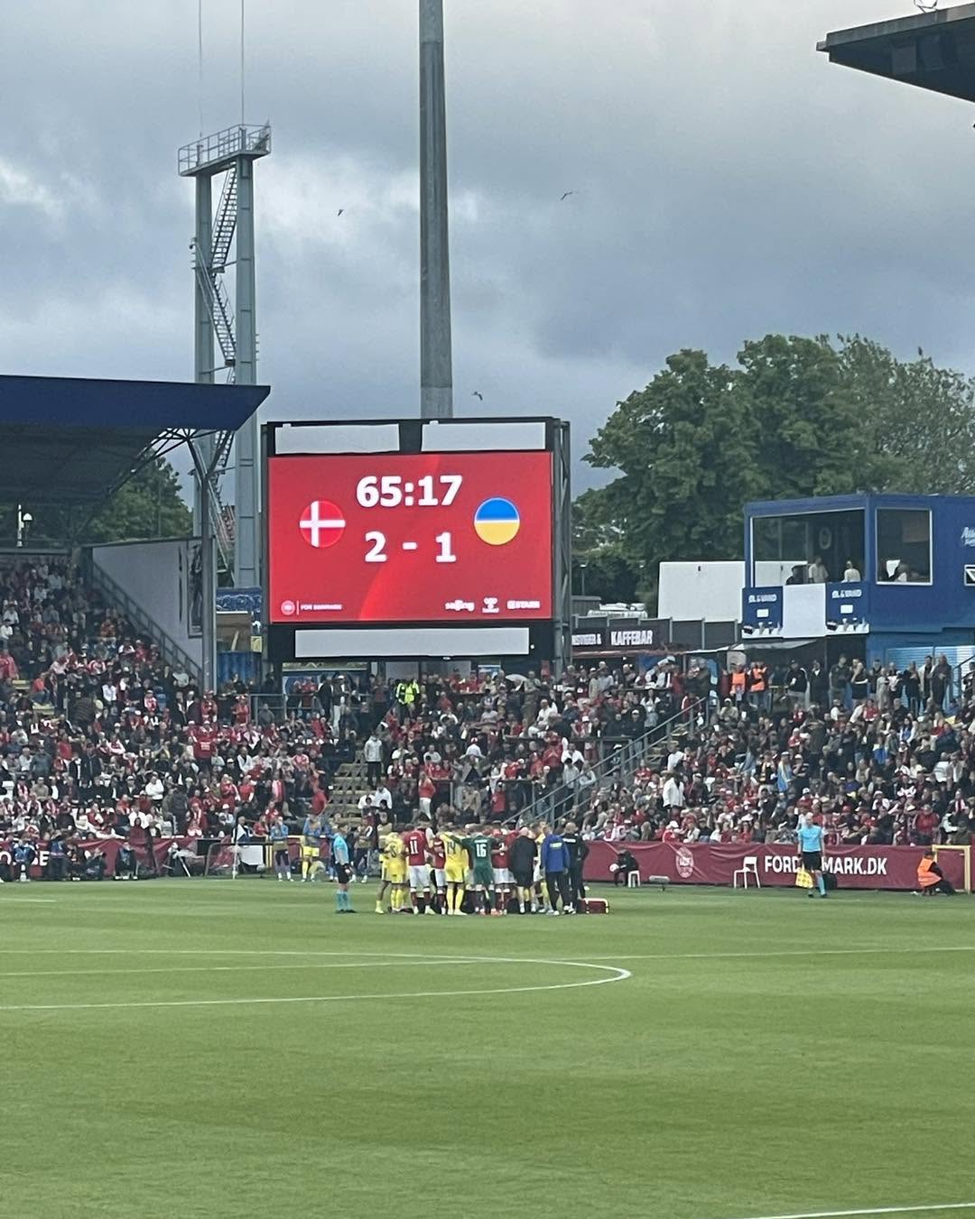 Christian Eriksen vuelve a asustar al mundo del fútbol con otro colapso en cancha.