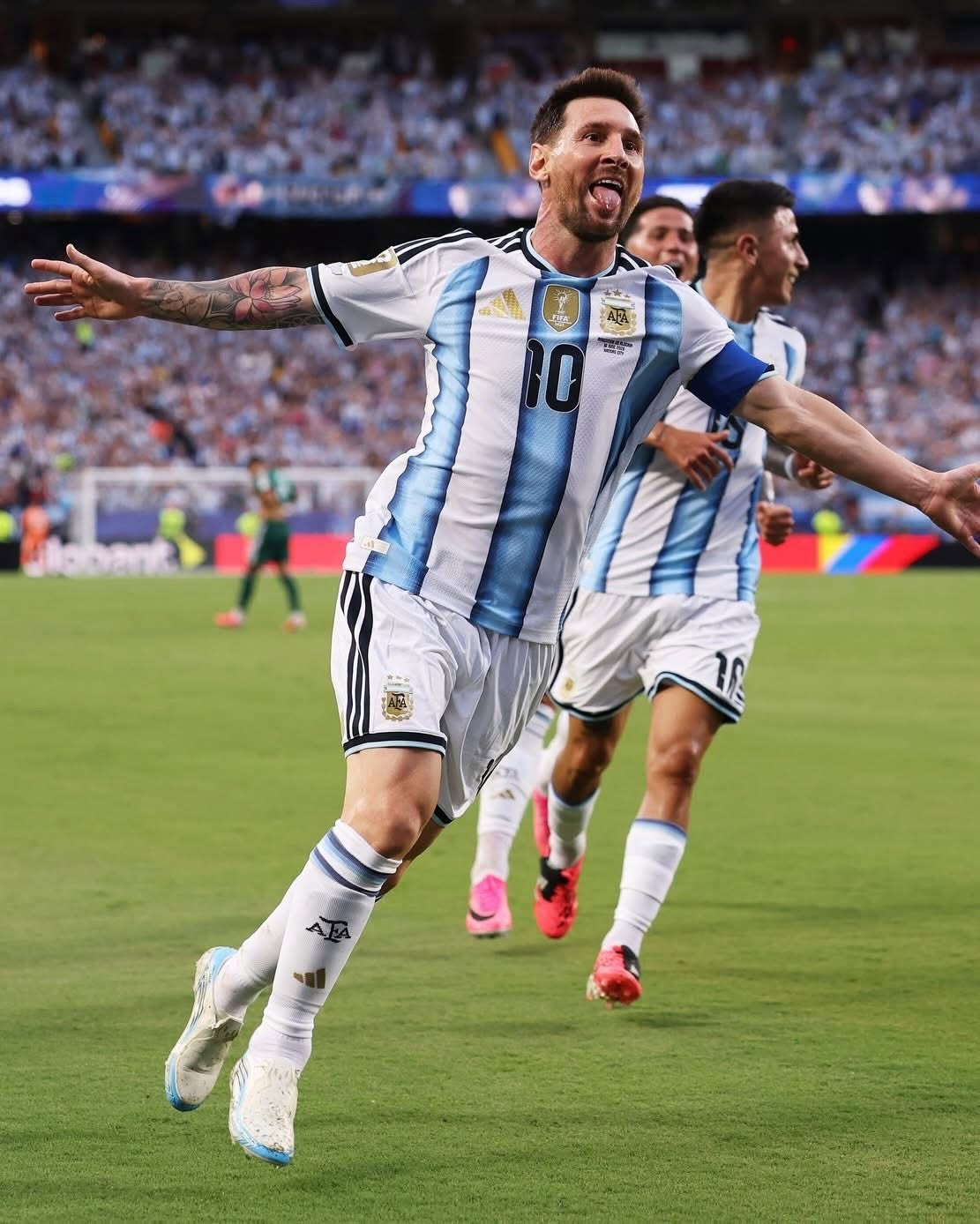 ¡El mundo se rinde ante Messi! Argentina goleó a Argelia y “La Pulga” empata récord.