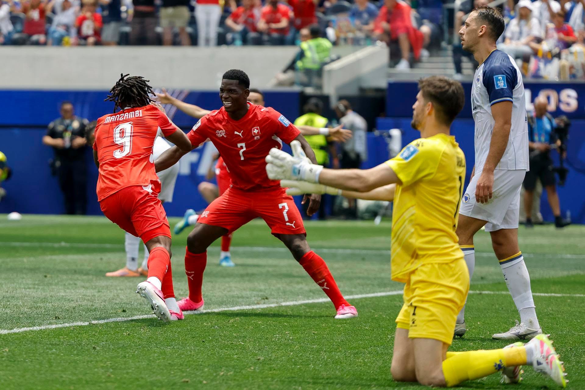 Suiza endereza el rumbo goleando a Bosnia y Herzegovina