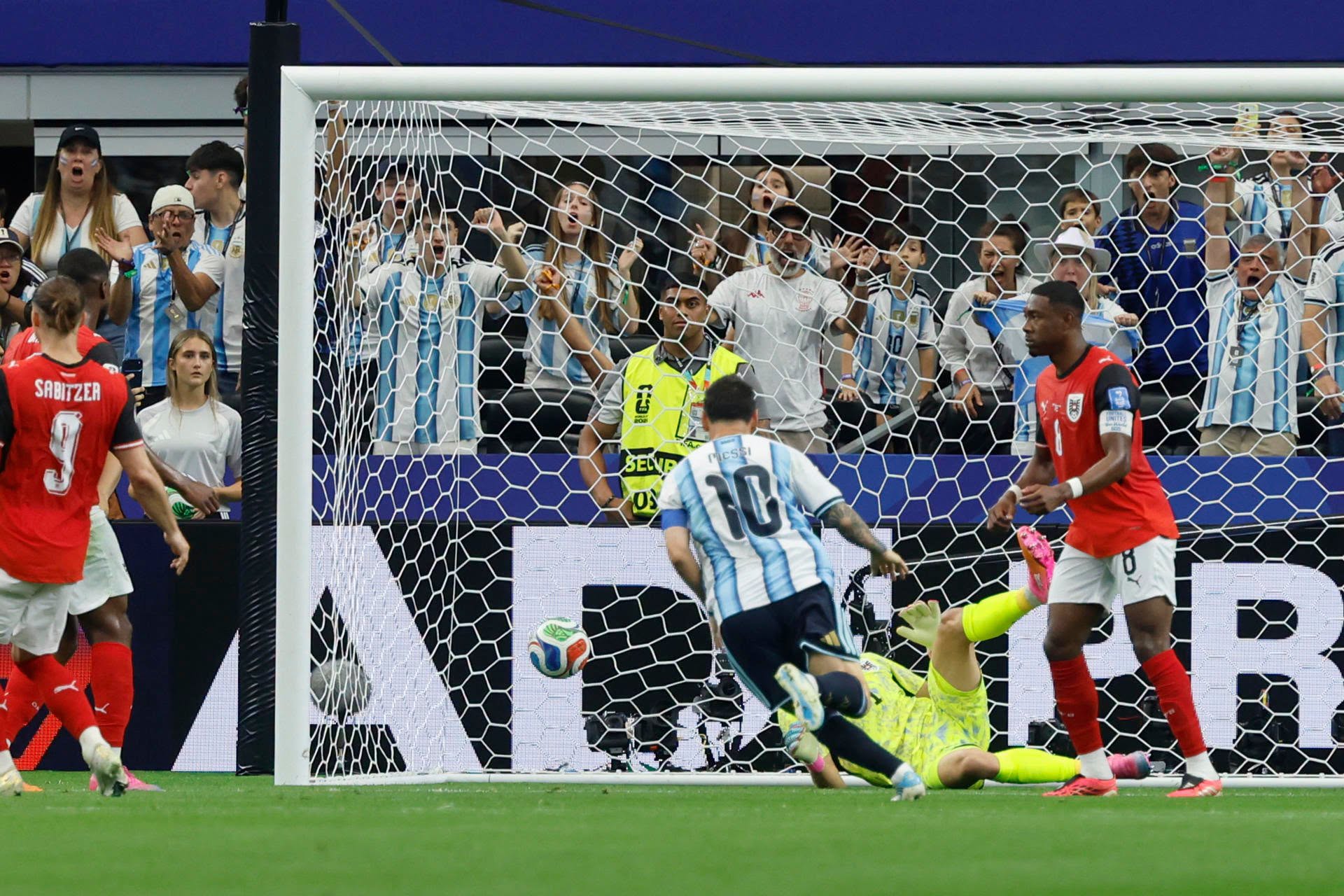 Guiada por Messi, Argentina venció a Austria y avanzó a dieciseisavos de final de la Copa del Mundo.