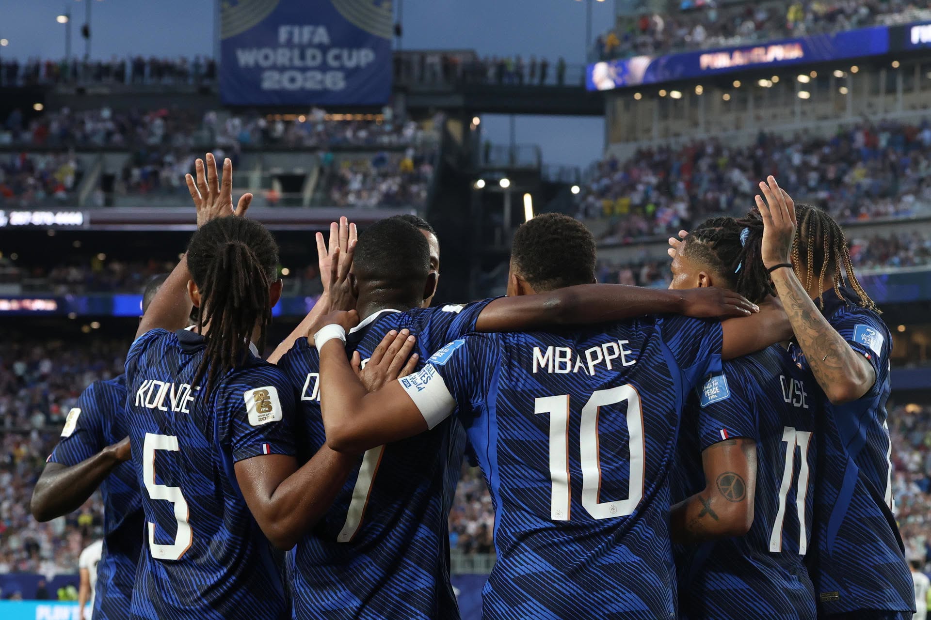 Mbappé rompe otro récord histórico y lidera la clasificación de Francia a los dieciseisavos de final.