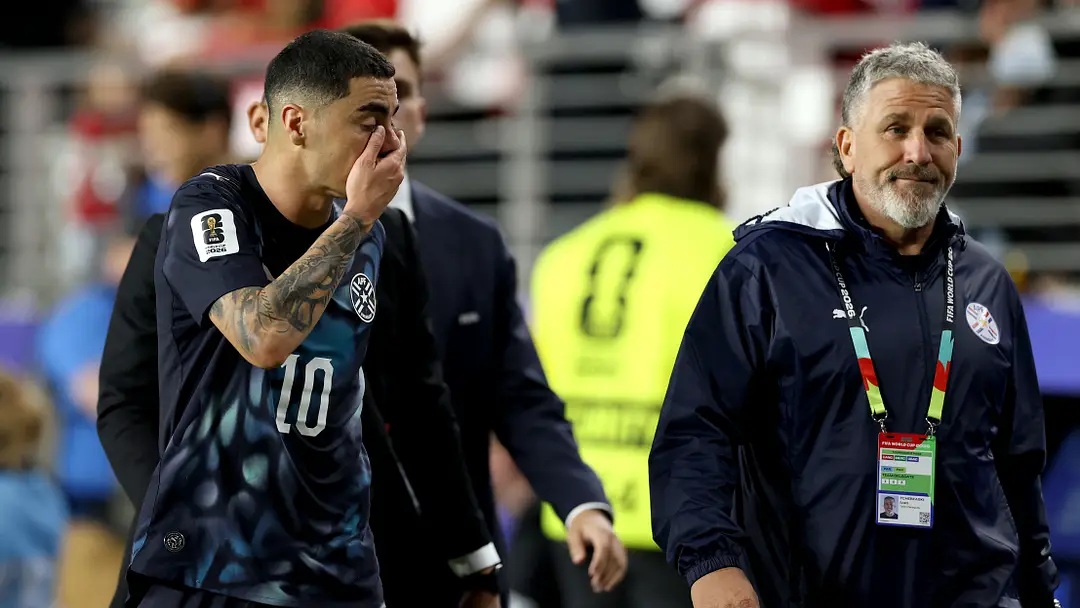 Juego entre Paraguay vs Turquía dejó el primer expulsado en la historia por la ”Ley Vinicius-Prestianni”,