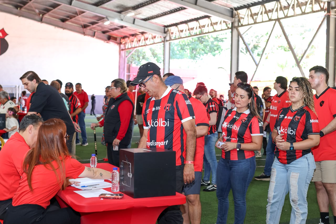 Asociados de Alajuelense le permitieron al oficialismo arrasar en las elecciones.