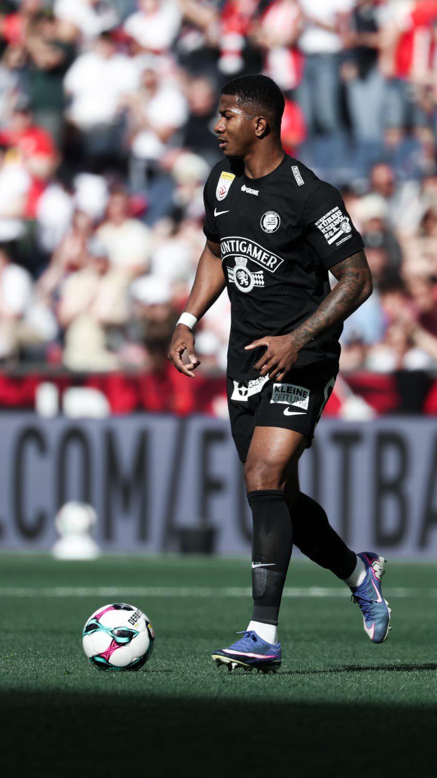 Alajuelense recibirá una jugosa suma de dinero por la venta de Jeyland Mitchell del Feyenoord al Sturm Graz.