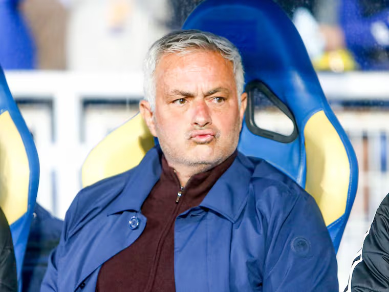 Benfica oficializó la salida de Mourinho y confirma su nuevo equipo.