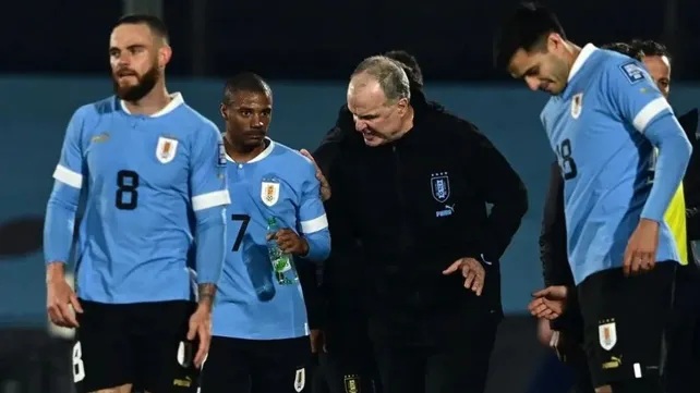 Relación entre plantel de la selección uruguaya y Bielsa es una olla de presión.