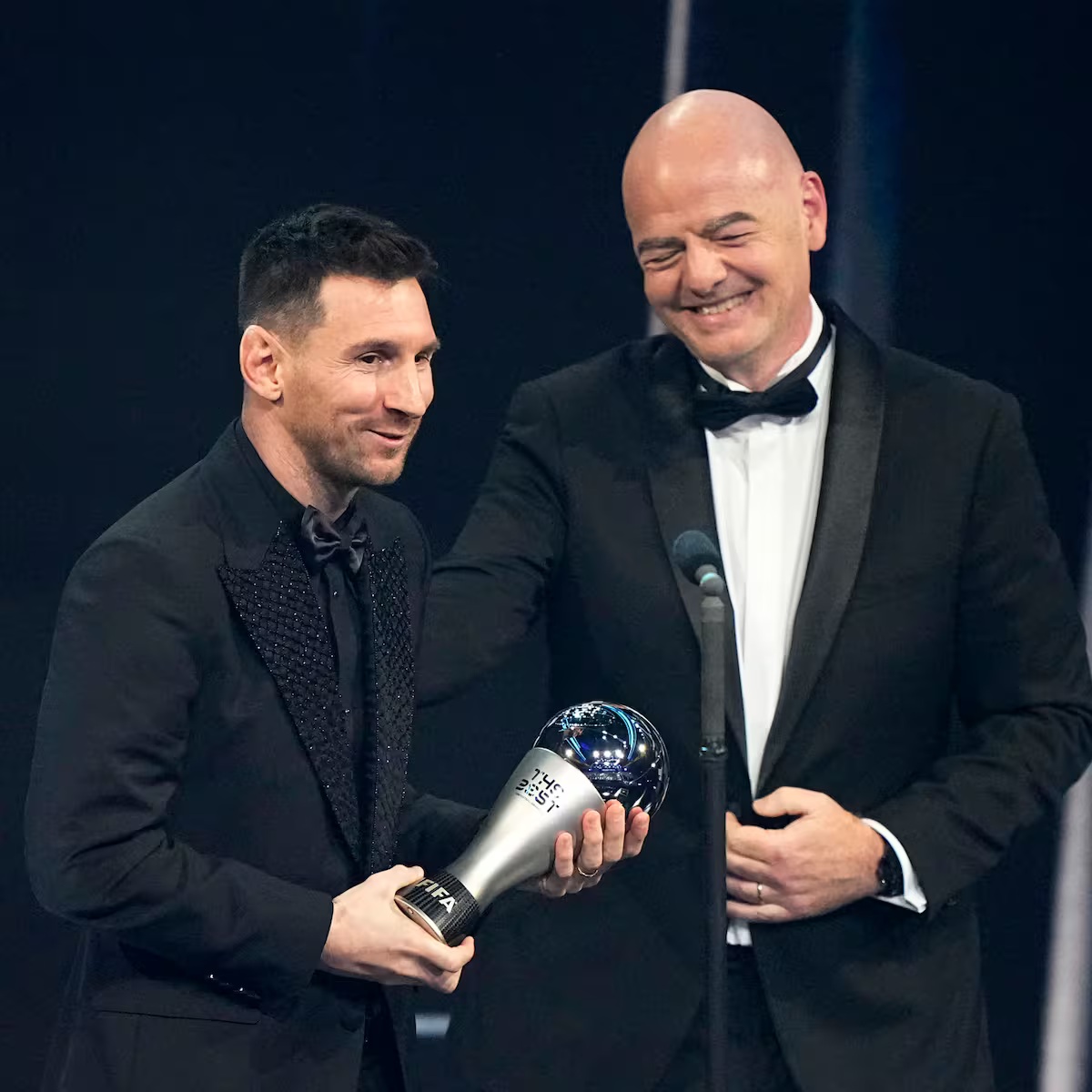 Infantino se rinde a los pies de Messi.