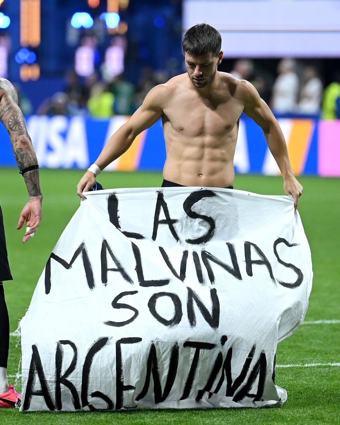 Argentina se expone a sanciones por pancarta de “Las Malvinas son Argentinas”.