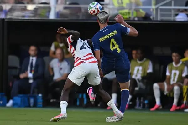 ¡Contra su propio reglamento! FIFA dejó sin efecto roja mostrada al estadounidense, Folarin Balogun.