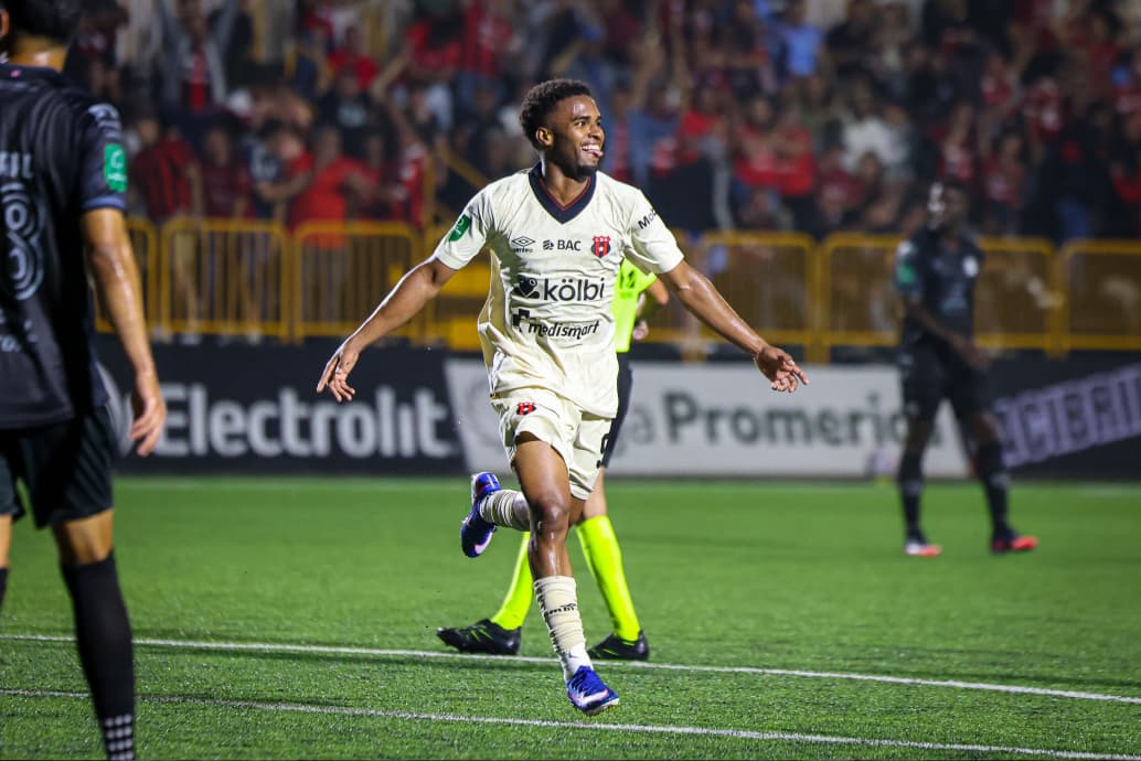 Alajuelense reacciona sobre el final y rescata el empate frente a Sporting.