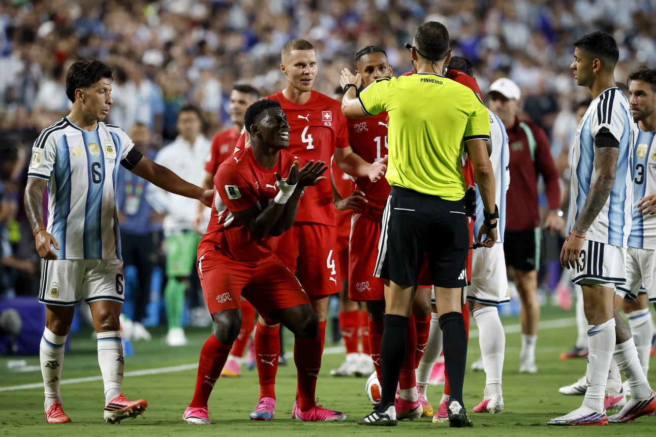 IFAB reconoce error arbitral en el duelo entre Argentina y Suiza en el Mundial 2026