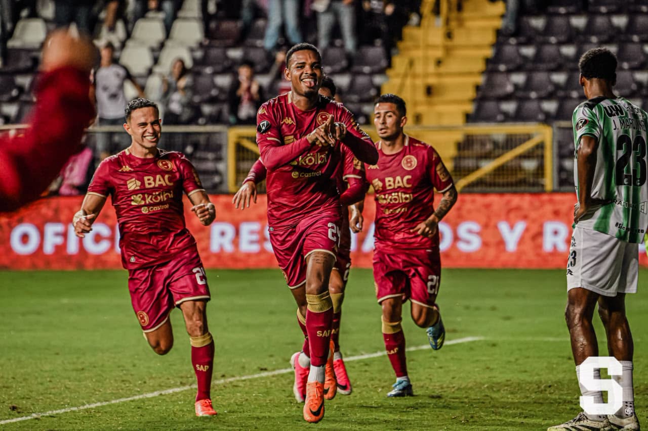 Saprissa no bajó los brazos y derrotó al Alianza de Panamá con un gol sobre el final.