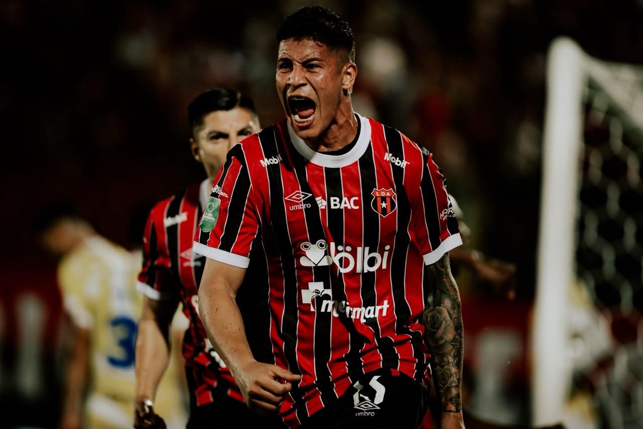 Sin brillo, pero luchando hasta el final, Alajuelense derrotó a un ordenado Escorpiones.