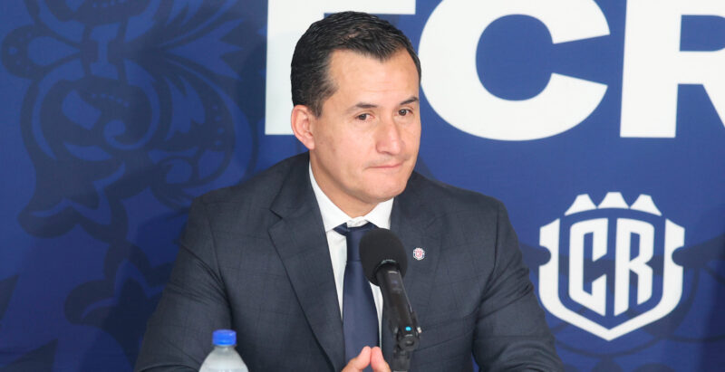 Jerarca del arbitraje en Costa Rica sorprende con su inesperada renuncia.