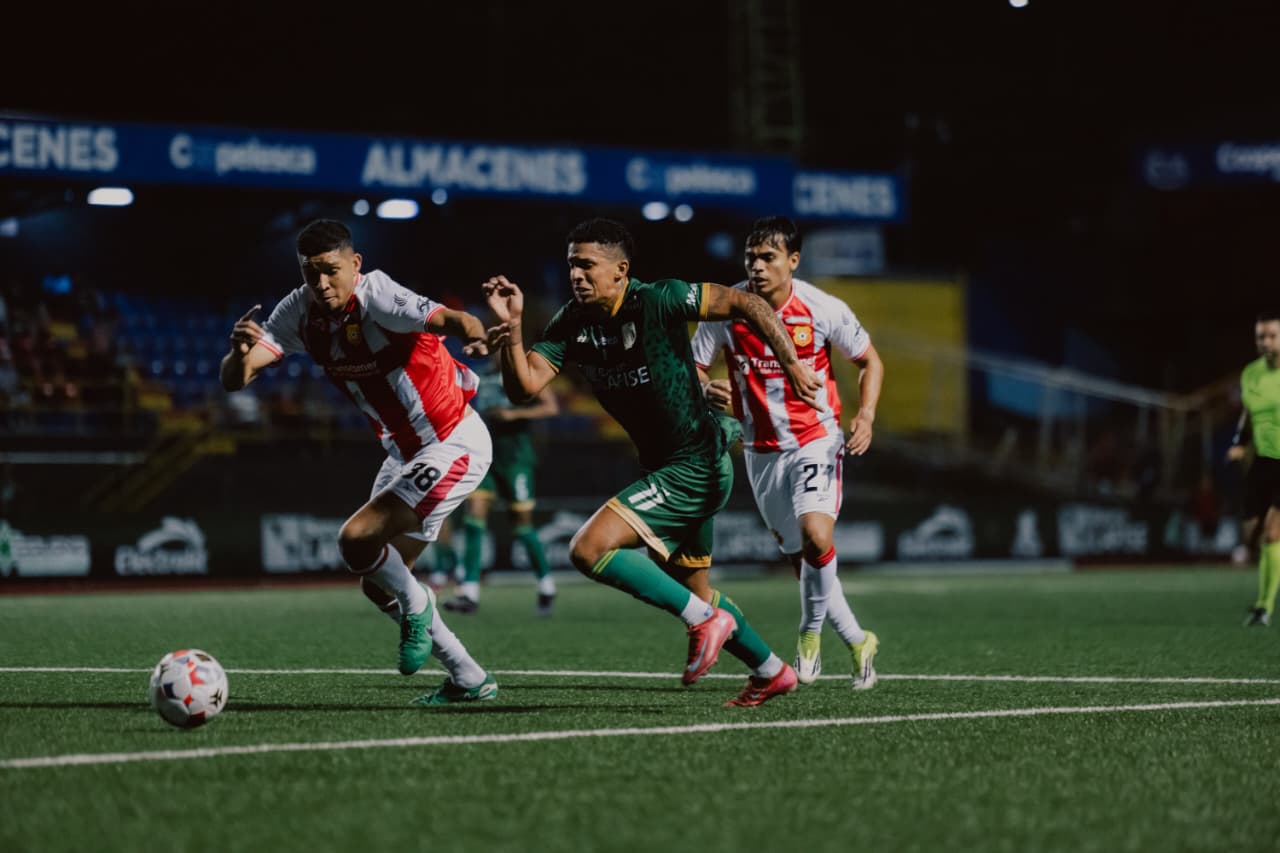 Inter San Carlos y Herediano dividieron honores en partido parejo, con polémica y neblina.