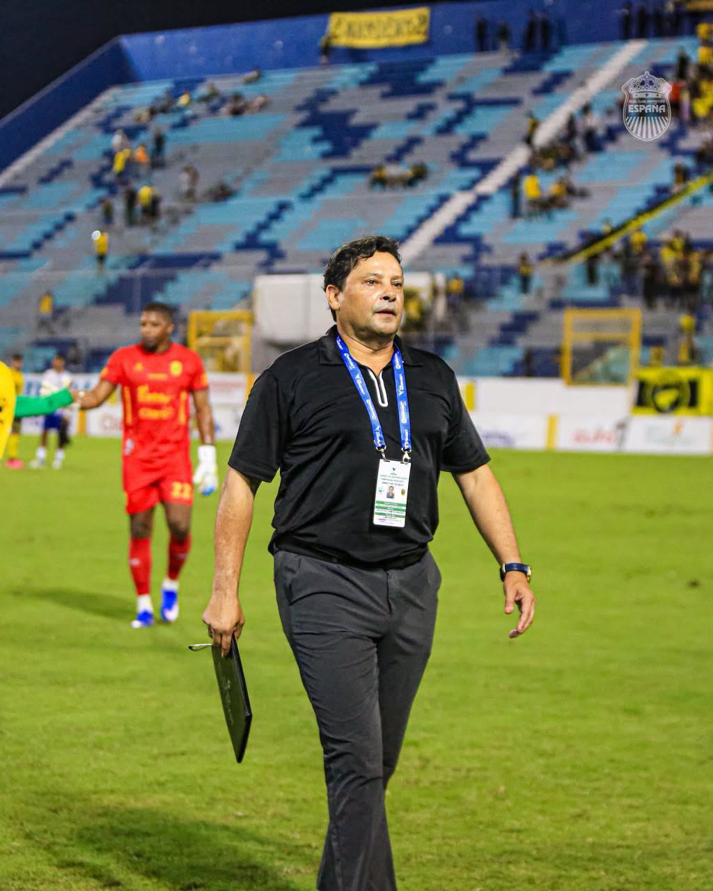 Jeaustin Campos “tiró el tapón” y renunció como técnico del Real España de Honduras.