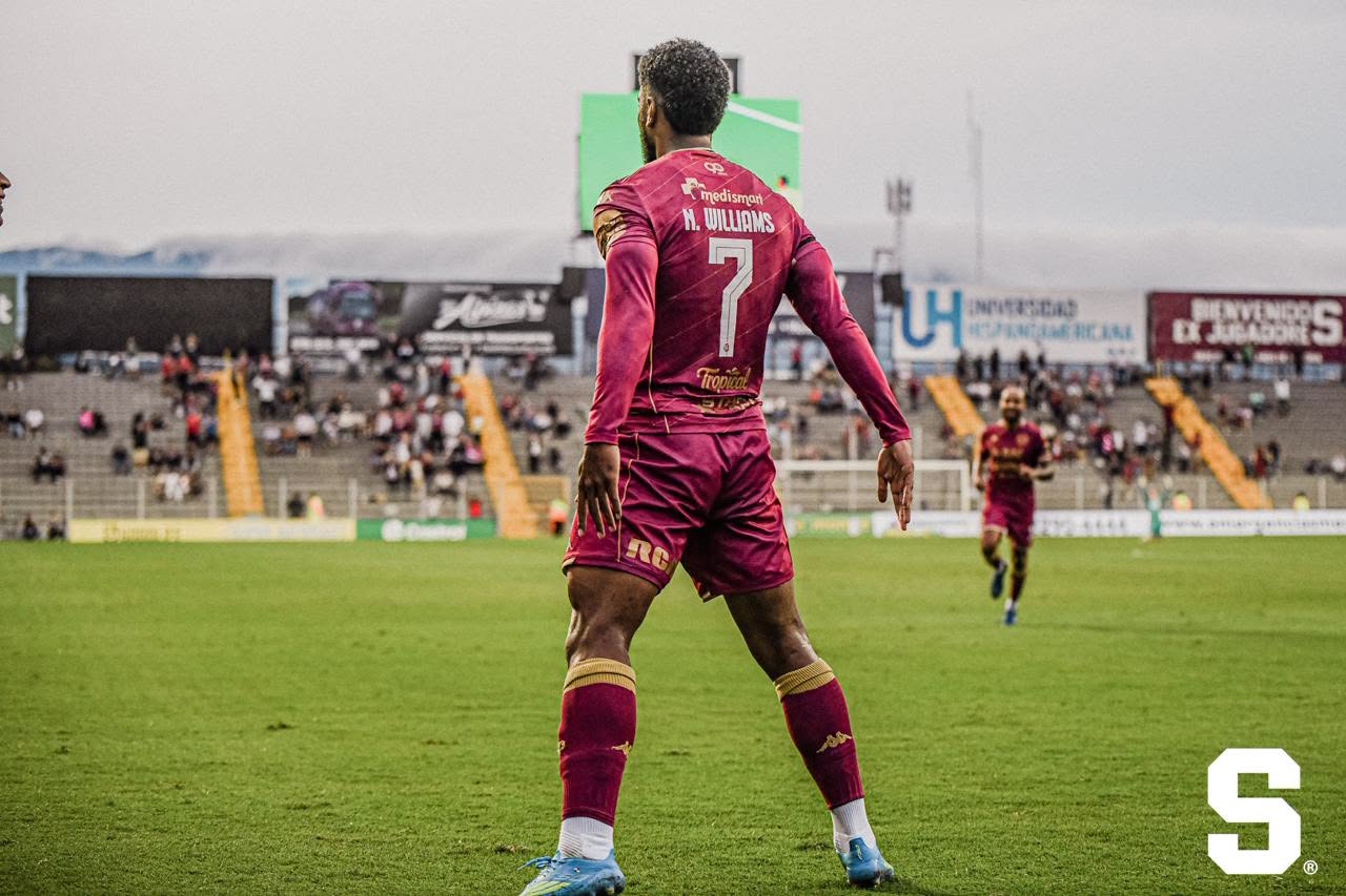 Newton Williams salvó el paso perfecto del Saprissa en el inicio del campeonato.