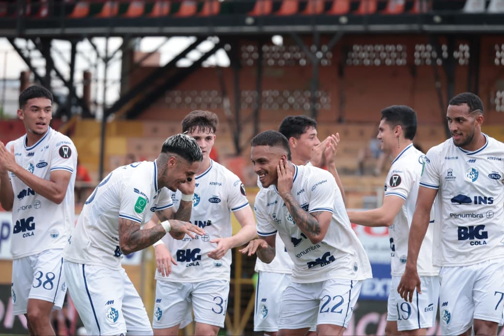 ¡La Olla se pintó de blanquiazul! Cartaginés venció a Puntarenas y mete presión en la punta