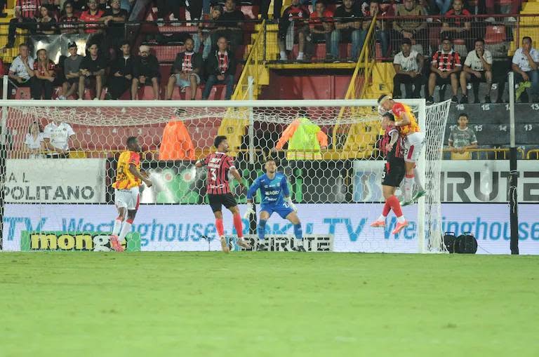 Comisión de Arbitraje reconoce error en gol anulado a Herediano ante Pérez Zeledón
