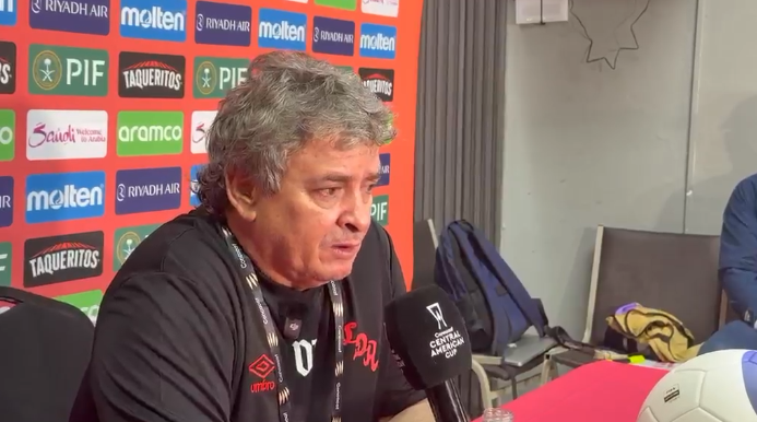 Oscar Ramírez: “Me da risa, porque muchos me tildan de defensivo y no sé qué… Esa pregunta ya es muy rutinaria y cansa”