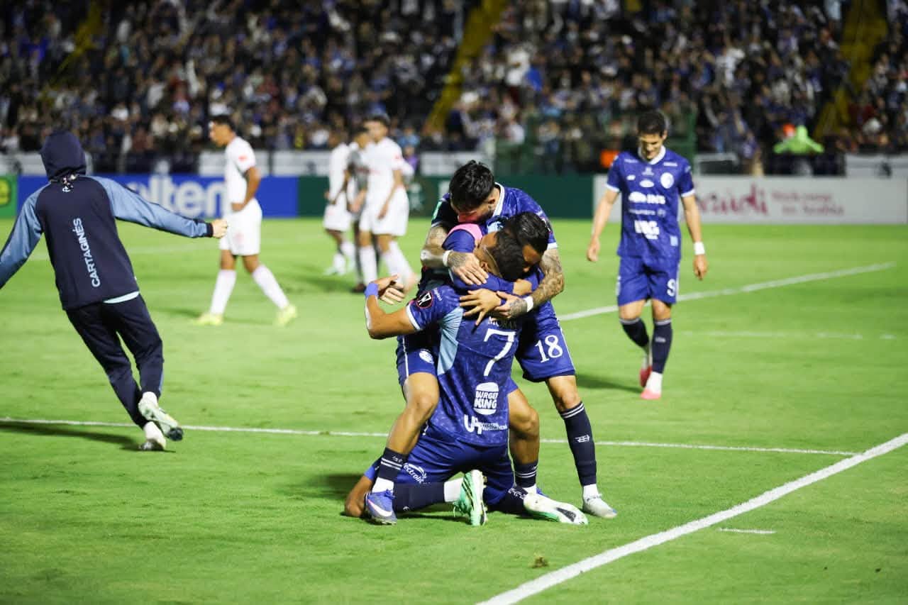 Cartaginés ganó, aunque perdonó a un Olimpia que se quedó con diez