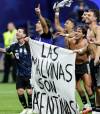 Milei califica de “berrinches propios de un adolescente termo mononeuronal” celebración con pancarta de Las Malvinas.